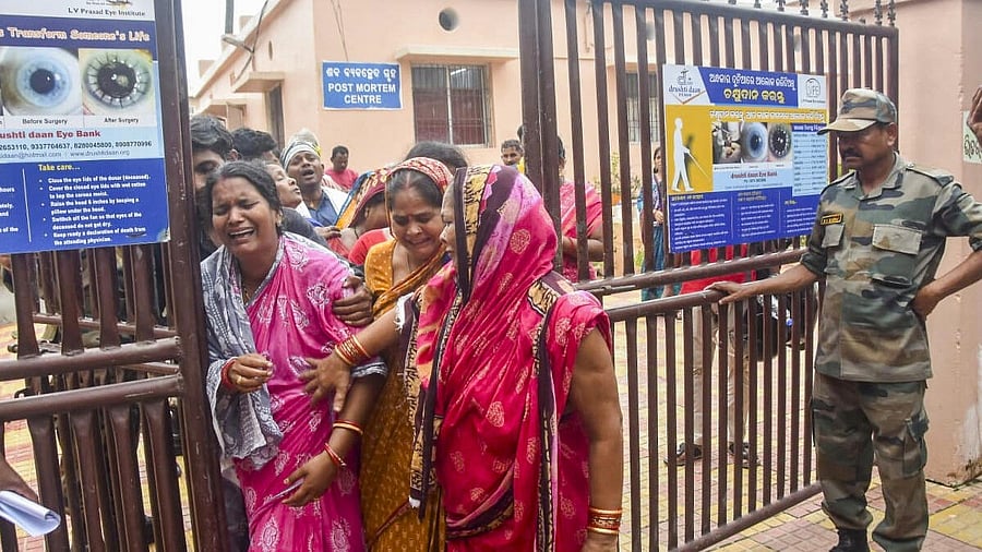 <div class="paragraphs"><p>Family members of a victim mourn at a hospital after a stampede near Shree Gundicha Temple, in Puri, Odisha</p></div>
