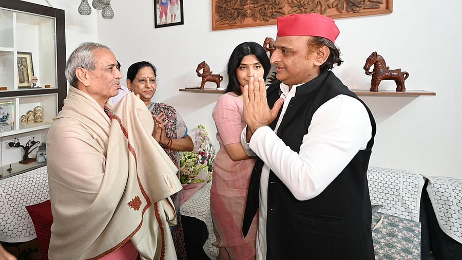<div class="paragraphs"><p>Akhilesh Yadav and wife Dimple Yadav on Sunday met the family members of astronaut Group Captain Shubhanshu Shukla</p></div>