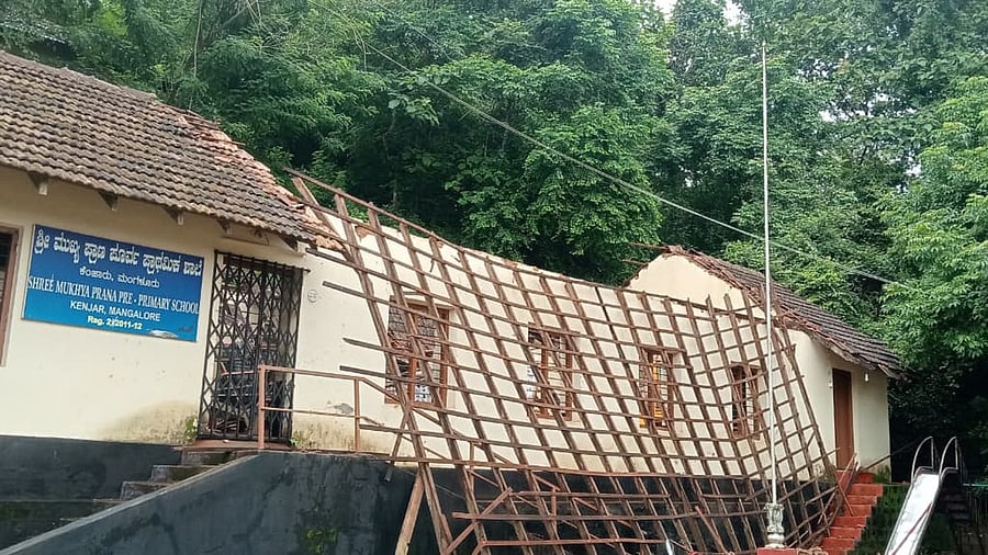 <div class="paragraphs"><p>The roof of Mukhyaprana pre primary school collapsed at Kenjar in Pejavara on Monday. </p></div>
