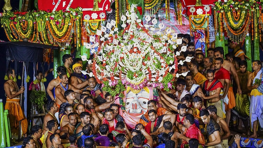 <div class="paragraphs"><p>People carry the idol of Lord Balabhadra amid ‘Pahandi’ ritual after the chariots reached Adapa Mandap during the ‘Rath Yatra’ festival celebration, in Puri.</p></div>