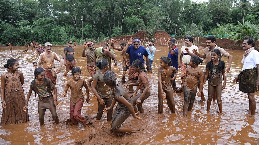 <div class="paragraphs"><p>Students at the 'Kandokori Harvest Hymn' at Kasargod.</p></div>