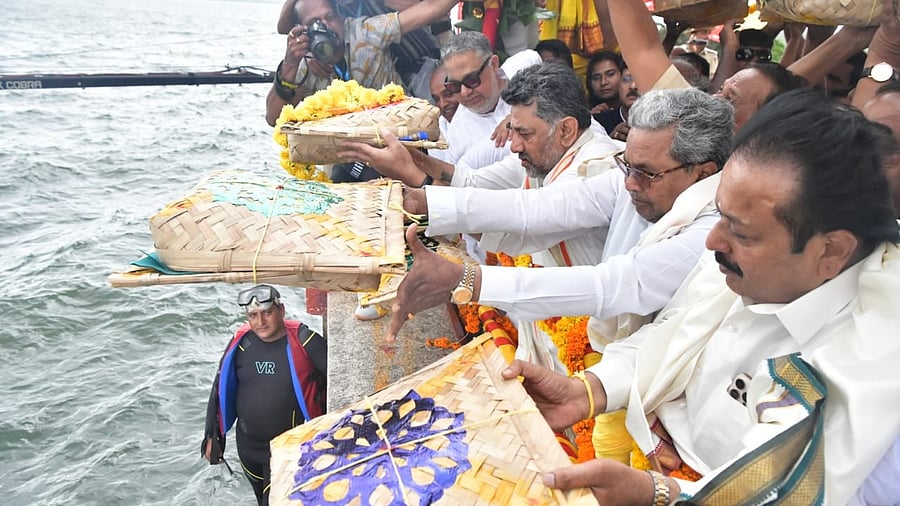 <div class="paragraphs"><p>CM Siddaramaiah offers bagina at Krishnaraja Sagar (KRS) reservoir, in Srirangapatna taluk, Mandya district, on Monday. DCM D K Shivakumar, Minister N Chaluvarayaswamy and others are seen.</p></div>