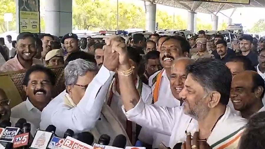 <div class="paragraphs"><p>Screengrab of video where Siddaramaiah shows unity with DKS</p></div>