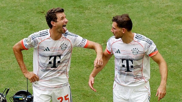 <div class="paragraphs"><p>Bayern Munich's Thomas Muller and Bayern Munich's Leon Goretzka celebrate after the match</p></div>