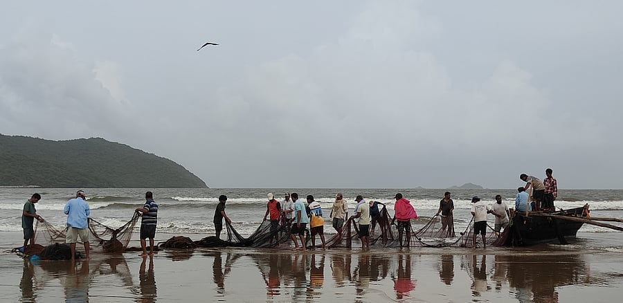 <div class="paragraphs"><p>Fishermen at Tagore Beach in Karwar preparing and loading the Yendi net onto the boat.</p></div>