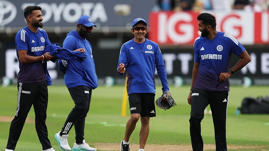 <div class="paragraphs"><p>India head coach Gautam Gambhir with Jasprit Bumrah and Akash Deep during the warm up before the match</p></div>