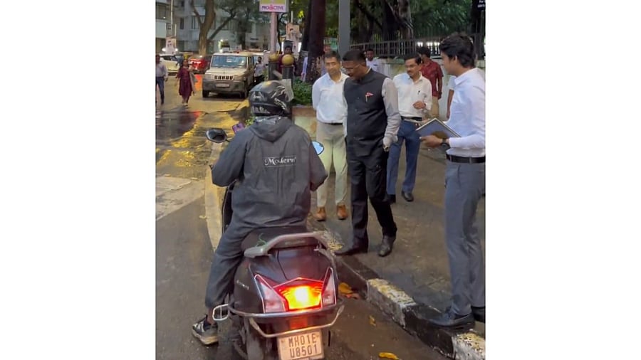 <div class="paragraphs"><p>A screengrab from the video showing&nbsp;Pratap Sarnaik carrying out the operation</p></div>