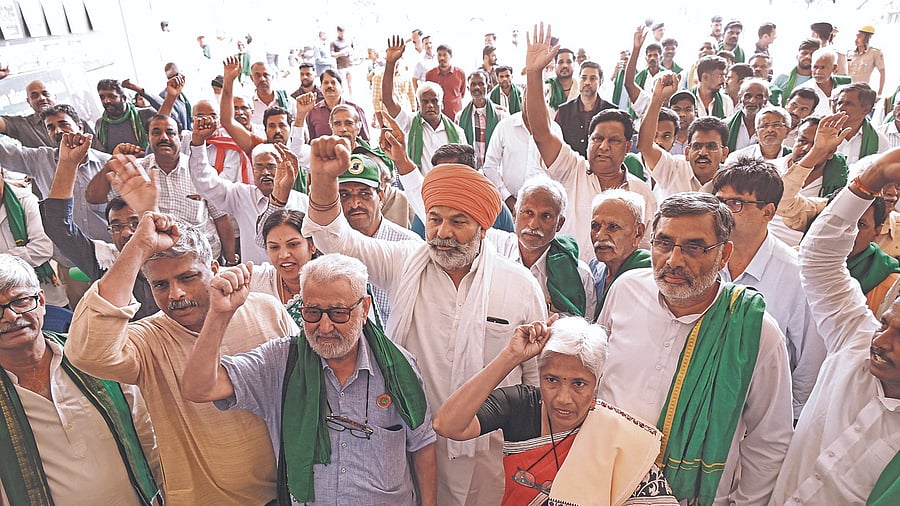 <div class="paragraphs"><p>Farmer rights activists Rakesh Tikait, Yaduvir Singh, Darshan Pal, Activist S R Hiremath and A T Ramaswamy during the protest against Channarayapatna land acquisition by the KIADB at Freedom park in Bengaluru on Thursday, July 3, 2025.</p></div>