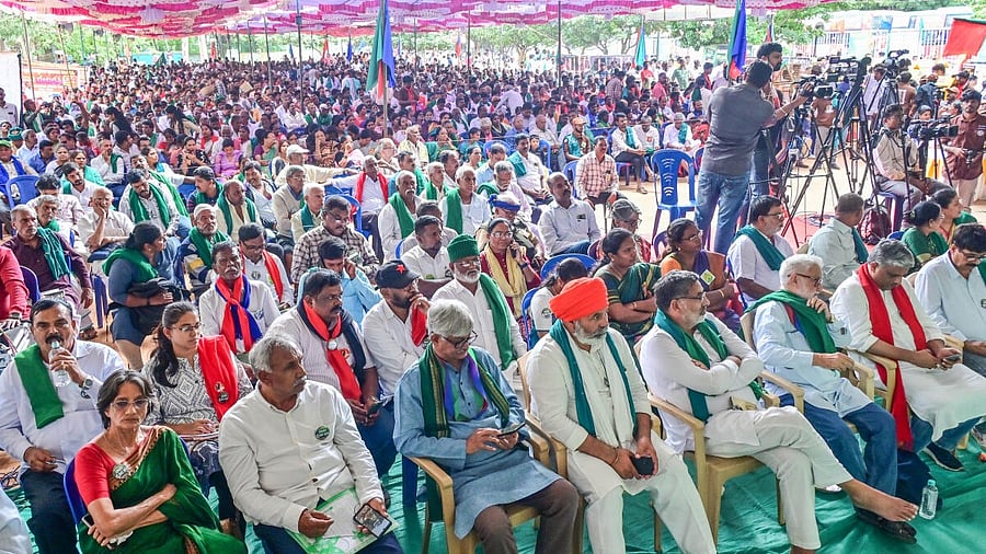 <div class="paragraphs"><p>At Freedom Park in Bengaluru, the Anti-Land Acquisition Raitha Horata Samiti, Samyukta Horata Karnataka, and like-minded organizations protested against the Channarayapatna land acquisition on Friday, urging the government to take a decision in favor of farmers.</p><p></p></div>