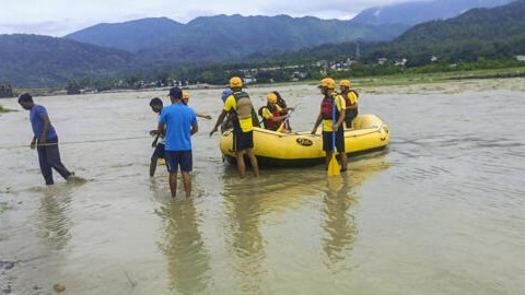 <div class="paragraphs"><p>SDRF personnel rescue workers stranded in the river near Sadhana Kendra Ashram following a rise in the water level of the river, in Dehradun</p></div>