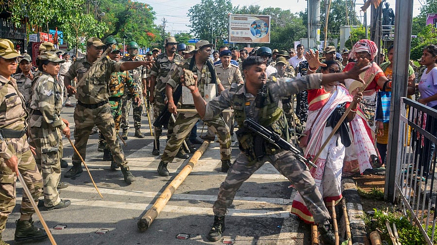 <div class="paragraphs"><p>Police personnel try to disperse agitators blocking a road during 'Jharkhand bandh', called to protest against the construction of a ramp near Sarna Sthal, a sacred tribal religious site, in Ranchi, Wednesday, June 4, 2025.</p></div>
