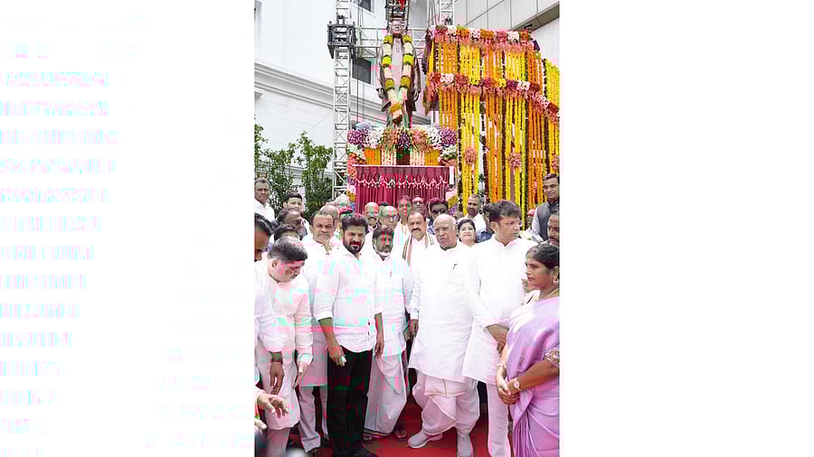 <div class="paragraphs"><p>AICC President Mallikarjun Kharge and Telangana CM A Revanth Reddy unveil K Rosaiah’s statue.</p></div>