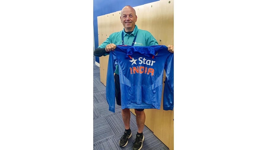 <div class="paragraphs"><p>Andrew Sykes, who works as a volunteer at Edgbaston Cricket Ground, shows the Indian team jersey gifted to him by MS Dhoni, in Birmingham</p></div>