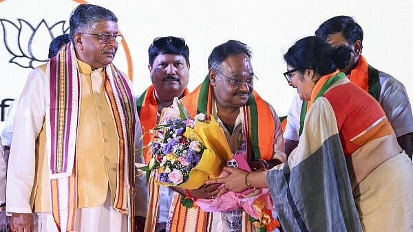 <div class="paragraphs"><p>Newly elected West Bengal BJP President Samik Bhattacharya being felicitated by party leader Locket Chatterjee as party MP Ravi Shankar Prasad looks on during an event, in Kolkata</p></div>
