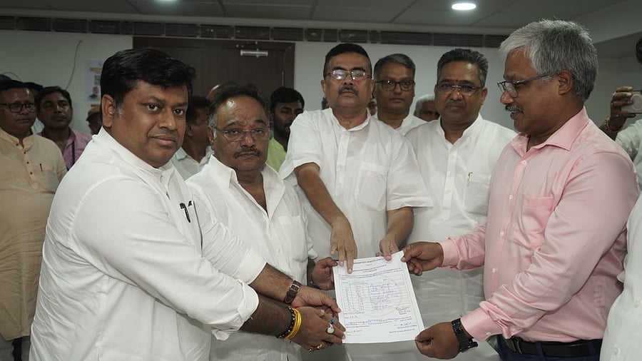 <div class="paragraphs"><p>Bengal BJP chief Shamik Bhattacharya (C).</p></div>