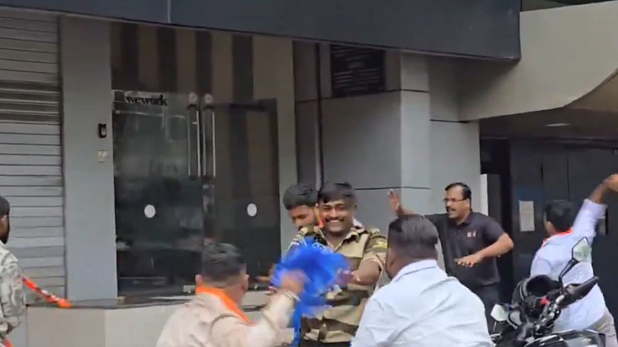 <div class="paragraphs"><p>MNS party workers vandalise Sushil Kedia's office in Mumbai</p></div>