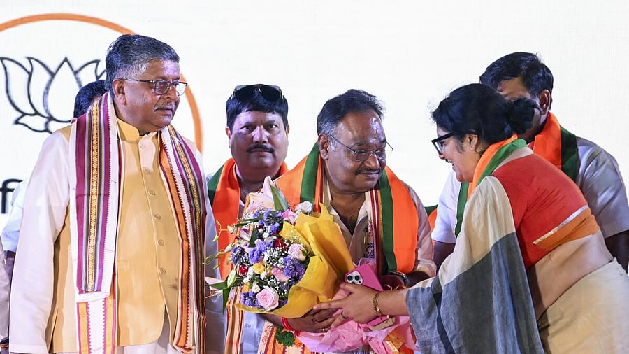 <div class="paragraphs"><p> Newly elected West Bengal BJP President Samik Bhattacharya being felicitated by party leader Locket Chatterjee as party MP Ravi Shankar Prasad looks on during an event, in Kolkata, Thursday,</p></div>