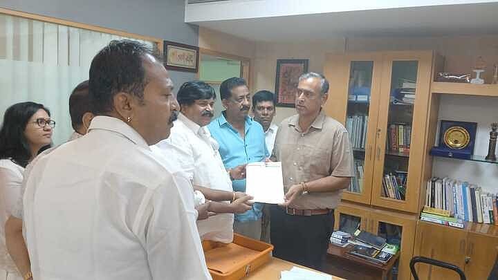 <div class="paragraphs"><p>Congress members presented a list of demands to M Maheshwar Rao, BMRCL MD. </p></div>