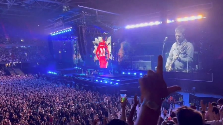 <div class="paragraphs"><p>Oasis sings <em>Live Forever</em> in moving tribute to Liverpool player Diogo Jota.</p></div>