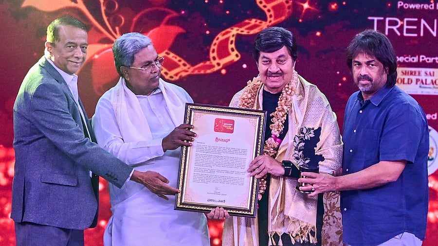 <div class="paragraphs"><p>CM Siddaramaiah confers the lifetime achievement award on veteran actor Srinath at the Prajavani Kannada Cine Sammana programme in Bengaluru on Friday. JMD of The Printers (Mysore) Pvt Ltd K N Tilak Kumar and cabinet minister Madhu Bangarappa were present. &nbsp;</p></div>