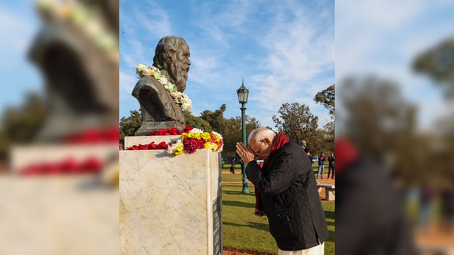 <div class="paragraphs"><p>PM Modi pays homage to Rabindranath Tagore.</p></div>