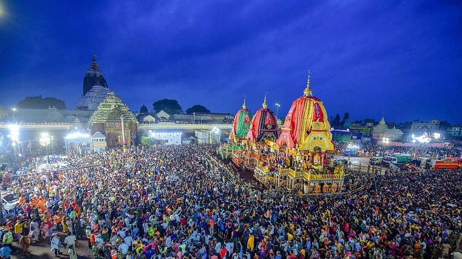 <div class="paragraphs"><p>Devotees during 'Suna Besha' ceremony of Hindu deities Jagannath, Balabhadra and Subhadra, in Puri.</p></div>