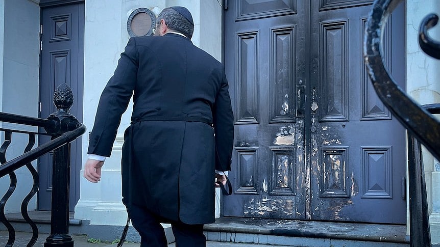 <div class="paragraphs"><p>The fire at the synagogue, one of Melbourne's oldest, was set as those inside sat down to Sabbath dinner</p></div>