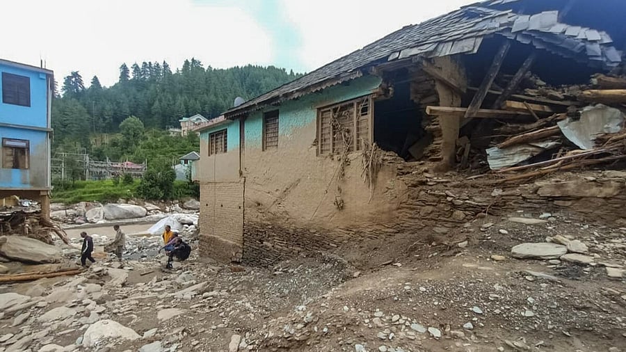 <div class="paragraphs"><p>A damaged building at a residential area after heavy rainfall, in Mandi district.</p></div>