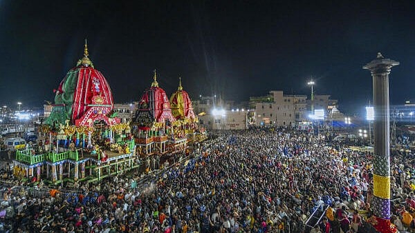 <div class="paragraphs"><p>Devotees during 'Suna Besha' ceremony of Hindu deities Jagannath, Balabhadra and Subhadra, in Puri</p></div>