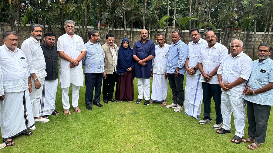 <div class="paragraphs"><p>A delegation comprising Speaker U T Khader, Minister Zameer Ahmed Khan visited the family of mob lynching victim Ashraf. </p></div>