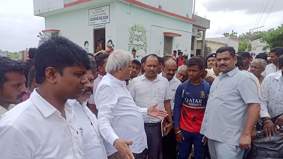 <div class="paragraphs"><p>District In-charge Minister Sharanabasappa Darshanapur conducts inspection by visiting Tippanatagi village of Surpur taluk on Monday.</p></div>