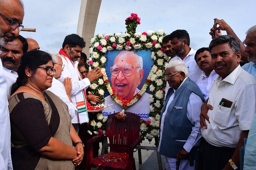 <div class="paragraphs"><p>Minister for Kannada and Culture Shivaraj S Tangadagi offers floral tribute to portrait of former chief minister S Nijalingappa at Nijalingappa Memorial in Seebara near Chitradurga on Tuesday.</p></div>