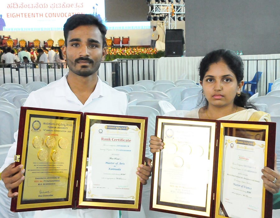<div class="paragraphs"><p>M Jayaramu and H R Vaishnavi, who bagged five gold medals in their respective subjects, during Tumkur University convocation. </p></div>