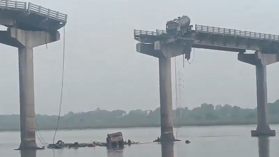 <div class="paragraphs"><p>Gujarat bridge collapse</p></div>