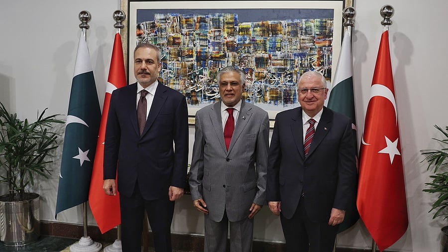 <div class="paragraphs"><p>Ministers Yaşar Güler and Hakan Fidan held a meeting with Pakistan’s Deputy Prime Minister and Foreign Minister Muhammad Ishak Dar</p></div>