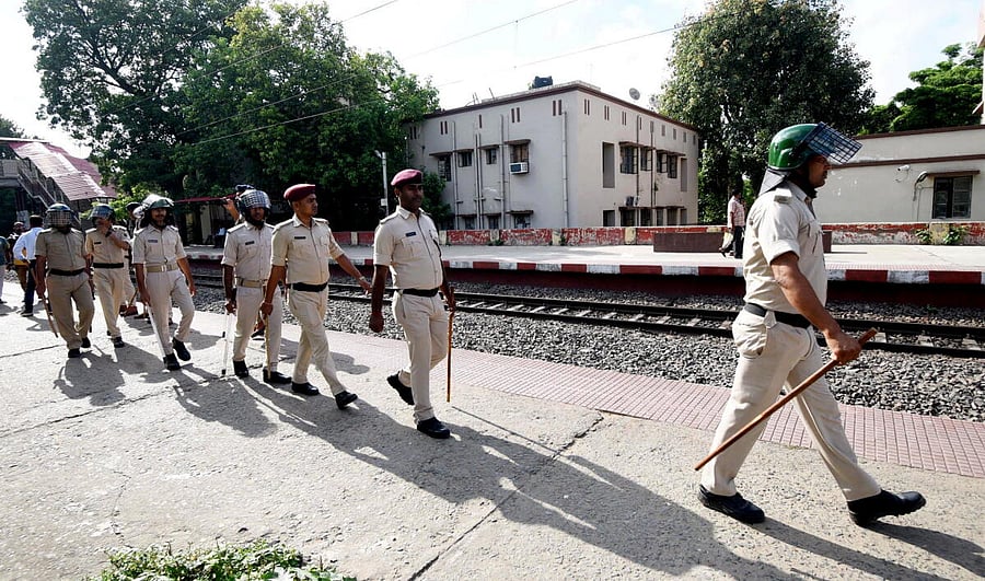 <div class="paragraphs"><p>Police personnel keep vigil amid 'Bihar bandh' called by the INDIA bloc, at Sachiwalay Halt Railway station in Patna, Wednesday, July 9, 2025.</p></div>