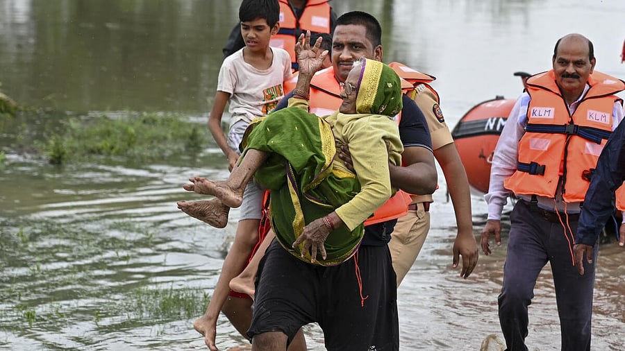 <div class="paragraphs"><p>Rescue personnel move people to a safer place following flood-like situation after heavy rainfall, in Nagpur, Maharashtra.</p></div>