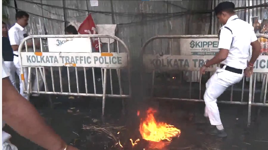 <div class="paragraphs"><p>Kolkata police douse off fire as unions participate in Bharat Bandh</p></div>