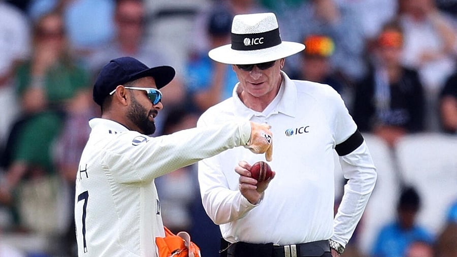 <div class="paragraphs"><p>Rishabh Pant speaks with umpire Paul Reiffel regarding changing the ball</p></div>