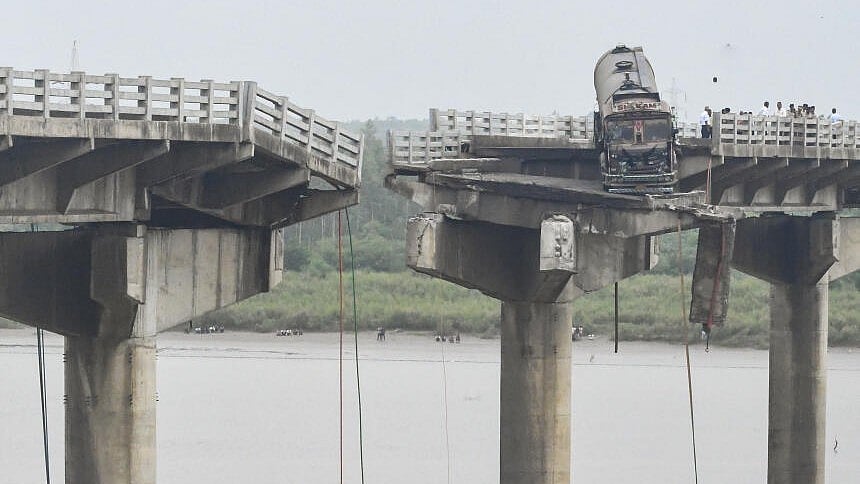 <div class="paragraphs"><p>Rescue operation underway after several vehicles fell into the Mahisagar river when a portion of a four-decade-old bridge collapsed, in Gujarat's Vadodara district, Wednesday, July 9, 2025. At least three people were killed and five others rescued in the incident, according to officials.</p></div>