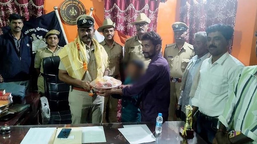 <div class="paragraphs"><p>Jayapura Station House Officer Ambarish with the father of the child.</p></div>