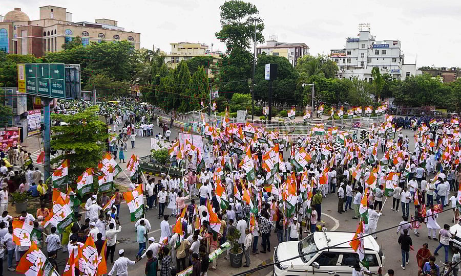 <div class="paragraphs"><p>Supporters block Income Tax Golamber during a protest amid 'Bihar bandh' called by the I.N.D.I.A. bloc against Special Intensive Revision in the state, in Patna, Wednesday, July 9, 2025. </p></div>