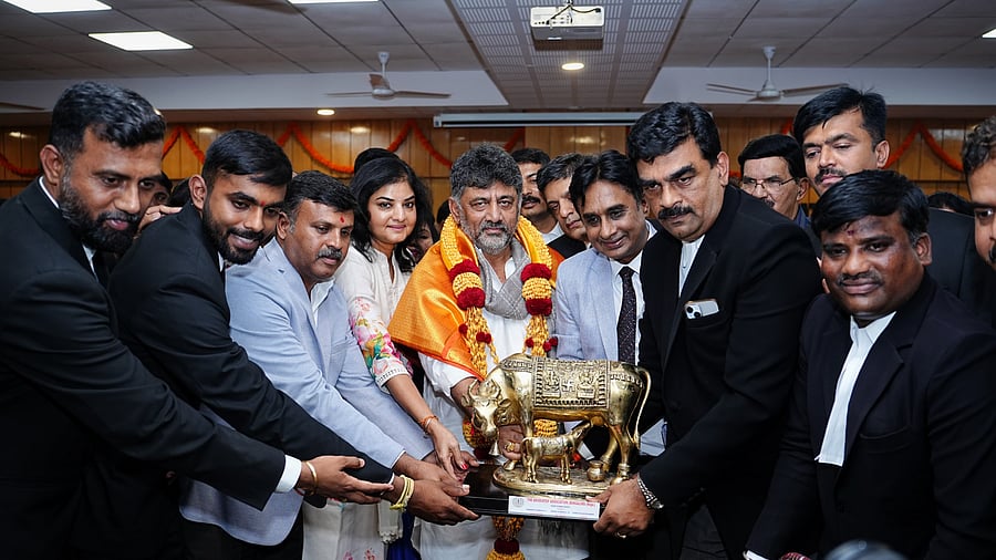 <div class="paragraphs"><p>Members of the Advocates' Association Bengaluru (AAB) felicitate Deputy Chief Minister DK Shivakumar during the Kempegowda Jayanti celebrations on Friday. </p></div>
