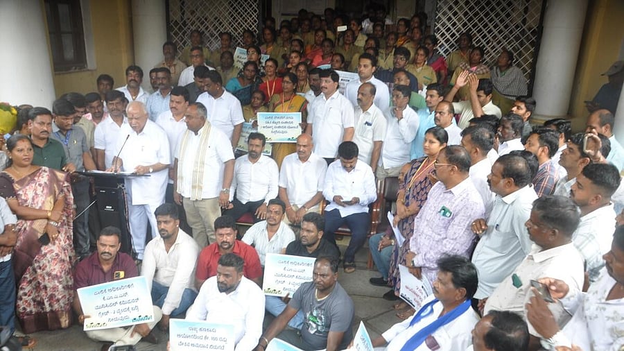 <div class="paragraphs"><p>Former Chief Minister B S Yediyurappa visits the striking employees of Mysuru City Corporation (MCC).</p></div>