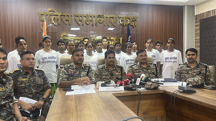 <div class="paragraphs"><p>23 Naxalites&nbsp;surrender in&nbsp;Chhattisgarh</p></div>