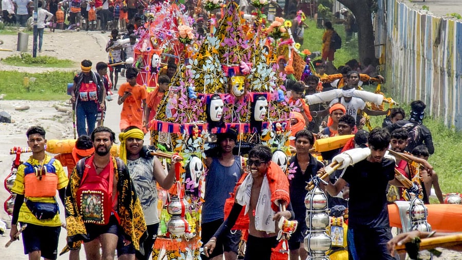 <div class="paragraphs"><p>‘Kanwariyas’, Lord Shiva devotees, carry holy water during ‘Kanwar Yatra’ in the holy month of ‘Shravan’ as they return from Har Ki Pauri, in Haridwar, Uttarakhand, Saturday, July 12, 2025.</p></div>