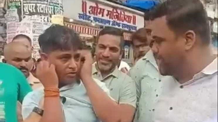 <div class="paragraphs"><p>Screenshot from the video where the auto-rickshaw driver was beaten up by Shiv Sena (UBT) members.</p></div>