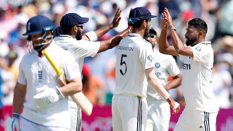 <div class="paragraphs"><p> Mohammed Siraj celebrates with teammates after taking the wicket of England's Ben Duckett, caught out by Jasprit Bumrah</p></div>