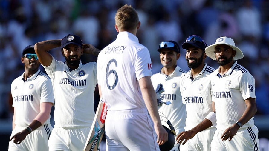 <div class="paragraphs"><p>England's Zak Crawley talks with India's Shubman Gill, Jasprit Bumrah and Mohammed Siraj at the end of day 3 Action.</p></div>