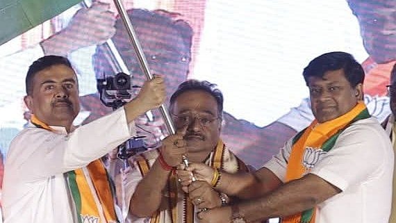 <div class="paragraphs"><p>Shamik Bhattacharya (C) with outgoing BJP Bengal President Sukanta Majumdar (R) and Bengal Assembly LoP Suvendu Adhikari (L).</p></div>